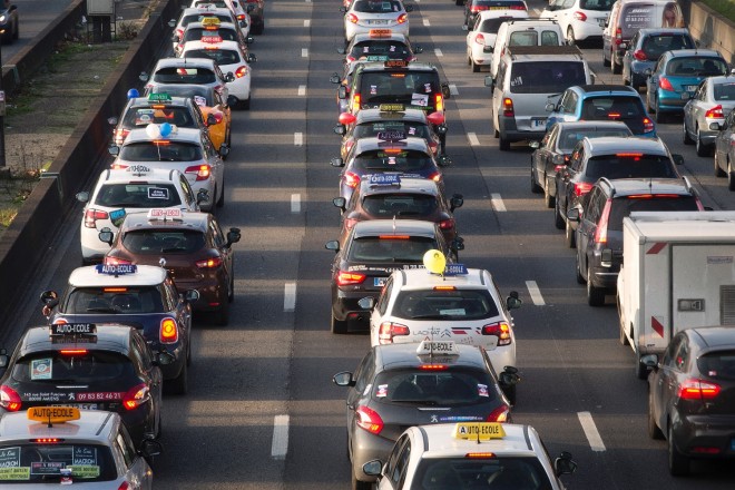 Les responsables d’auto-écoles bloquent Paris, en colère contre la loi Macron