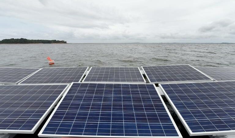 La construction de la première centrale solaire flottante de France est lancée