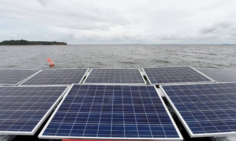 La construction de la première centrale solaire flottante de France est lancée